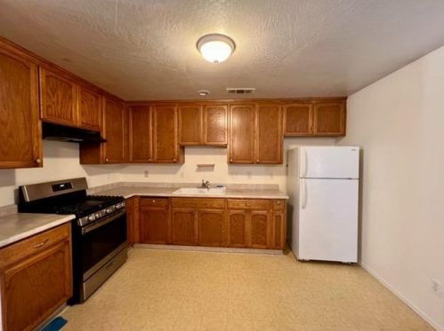 336 Airport Way, Stockton, CA 95205-6102