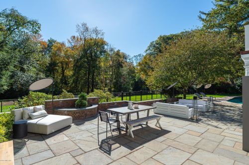 40 Pecksland Rd, Greenwich CT  06831-3738 exterior