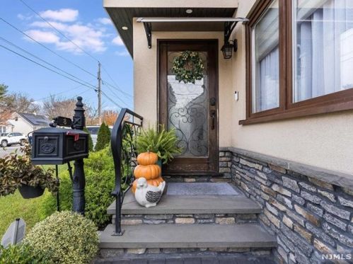 8 Center Ct, Outwater, NJ 07026-3502
