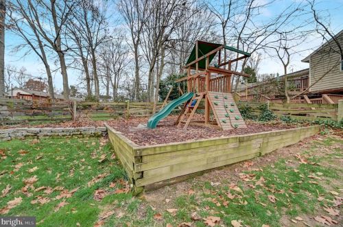 7203 Hadlow Dr, Springfield VA  22152-3529 exterior