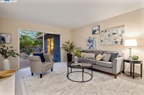 322 Mills Dr, Davis, CA 95616-1929