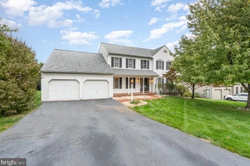 928 Castle Pond Dr, York, PA 17402-7515