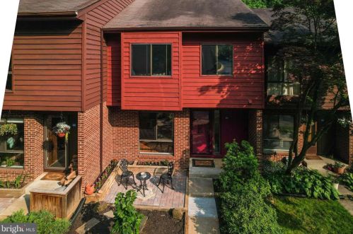 2257 Chestnut Burr Ct, Herndon, VA 20191-2207