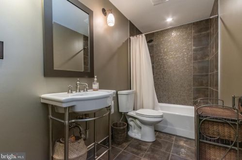 228 Lord Fairfax St, Charles Town WV  25414-2607 exterior