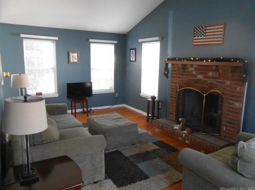 195 Lookout Hill Rd, Milford, CT 06461-1898