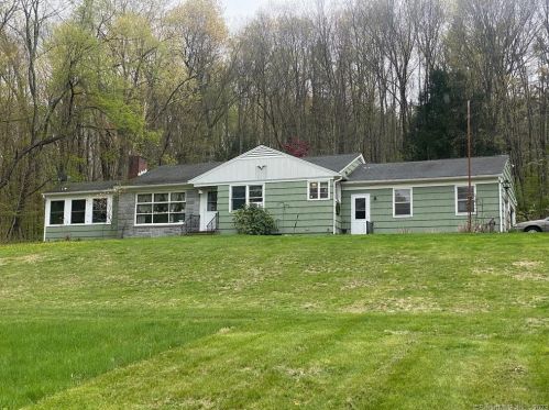 28 White Deer Rocks Rd, Woodbury, CT 06798-2936