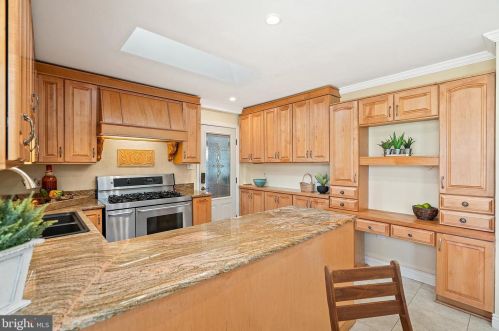 8017 Ellet Rd, Springfield VA  22151-1921 exterior