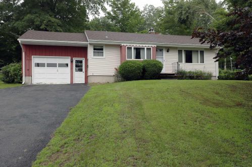 1 Almar St, Farmingdale, ME 04344-1633