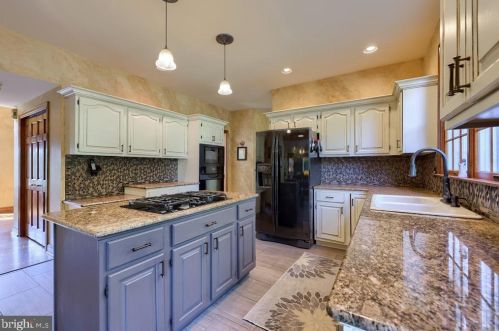 1991 Pickering Trl, Lancaster PA 17601-4972 exterior