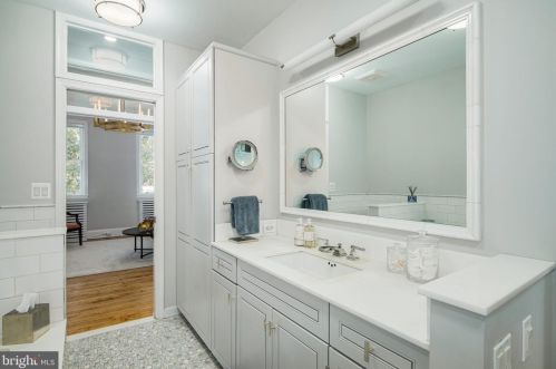 279 5 St, Philadelphia PA 19106-3715 exterior