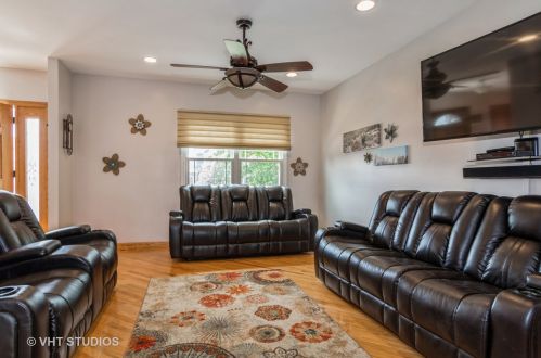 491 Yardley Dr, Carol Stream, IL 60188-3981