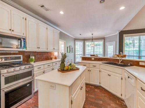 6116 Terrace Oaks Ln, Fort Worth TX  76112-1072 exterior