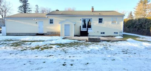 14 Colonial Dr, Warren RI  02885-1709 exterior