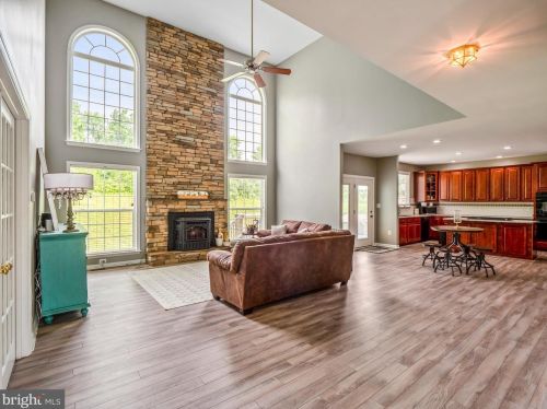 159 Greenbriar Cir, Charles Town, WV 25414-4186