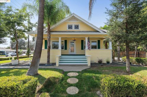 9572 School St, Elk Grove, CA 95624-2055