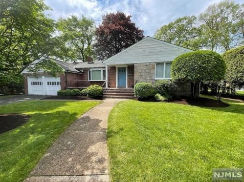 21 Eric Pl, Demarest, NJ 07627-2438