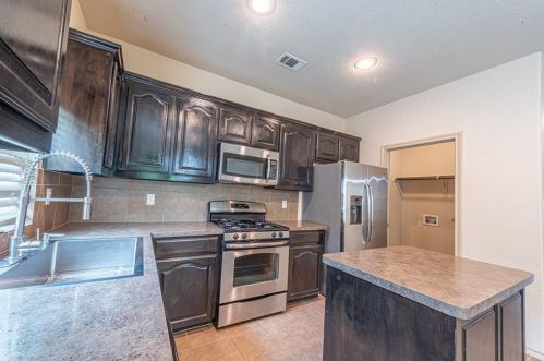 6673 Friendsway Dr, Fort Worth TX  76137-7541 exterior