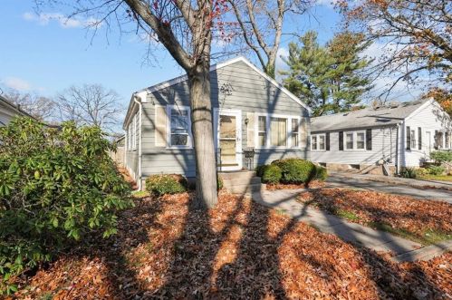 45 Dryden Blvd, Warwick, RI 02888-1443