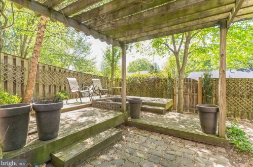 7318 Eggar Woods Ln, Springfield VA  22153-2012 exterior