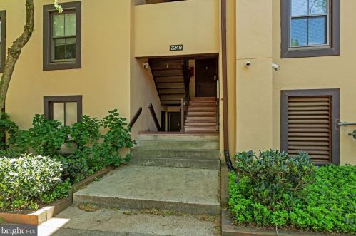2249 Castle Rock Sq, Herndon, VA 20191-2228