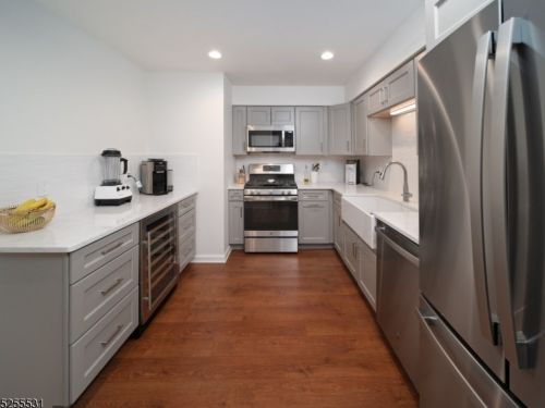 10 Sunrise Dr, Gillette, NJ 07933-1952