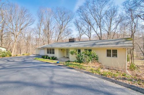13 Nutmeg Ln, Sandy Hook, CT 06482-1618