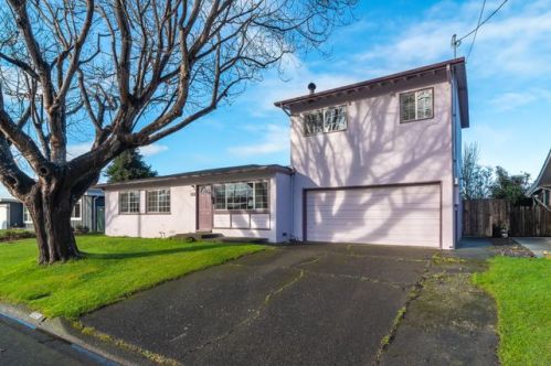 2525 Wyatt Ln, Arcata, CA 95521-5031