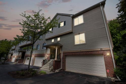 11 Monarch Dr, Streamwood, IL 60107-3380