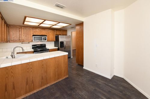 9365 Hoyleton Way, Elk Grove, CA 95758-6514