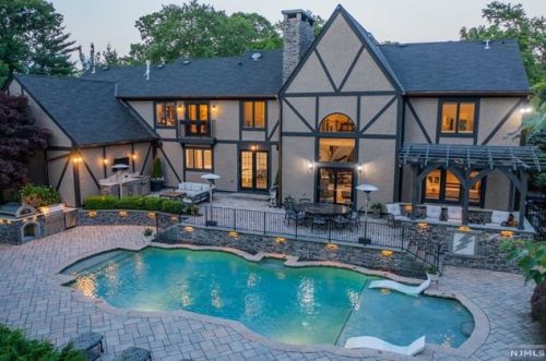 17 Peach Tree Pl, Upper Saddle River, NJ 07458-1735