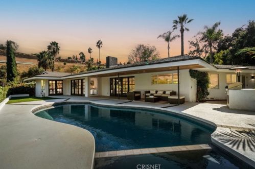 3701 Royal Woods Dr, Van Nuys CA  91403-4217 exterior