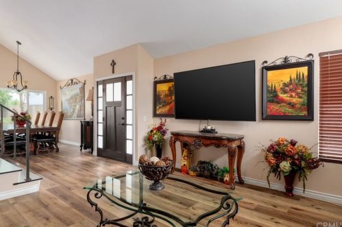 8450 Tamarind Ln, Riverside CA  92509-5180 exterior