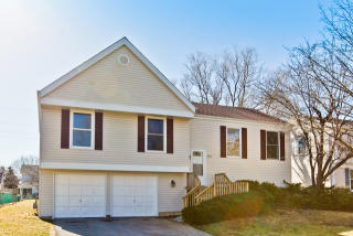 322 Meadow Green Dr, Naperville, IL 60565-3210