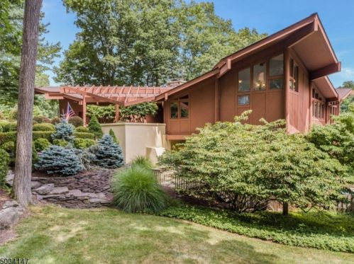 8 Meadowbrook Ter, Sparta, NJ 07871-1238