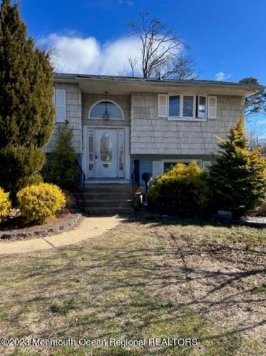 63 Briscoe Ter, Hazlet, NJ 07730-1127