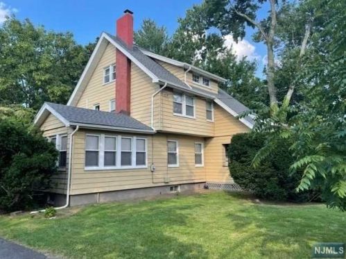 271 Queens Ct, Teaneck, NJ 07666-3239