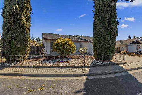 1360 Shelby Dr, Fairfield, CA 94534-4345