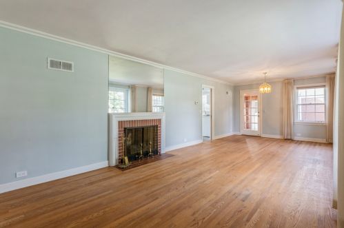 290 8th Ave, Des Plaines, IL 60016-2102