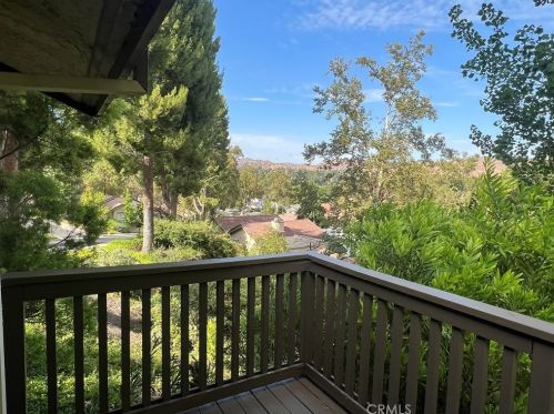 16 Sparrowhawk Ln, Calabasas, CA 91377-1018