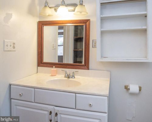 2122 Millcreek Rd, Lancaster PA  17602-4749 exterior