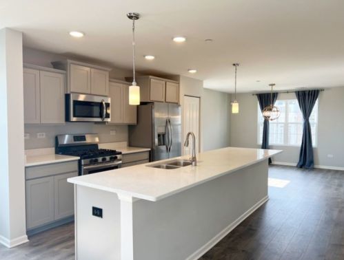 901 Bradford Dr, Naperville, IL 60563-4042