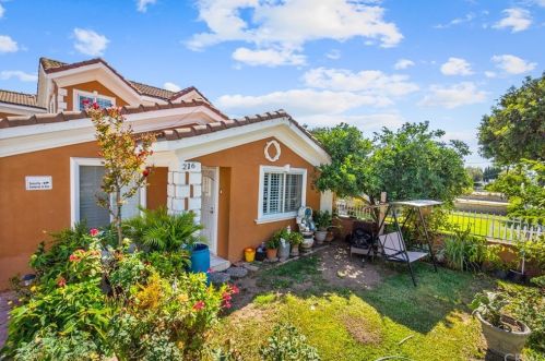 216 Stanford St, Santa Ana, CA 92707-1829