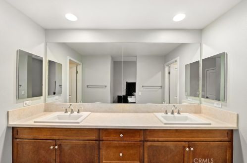 543 Rockefeller, Irvine CA  92612-7175 exterior