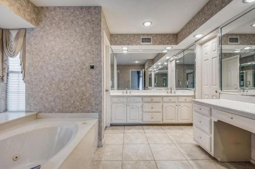 1005 Murl Dr, Irving TX  75062-8010 exterior