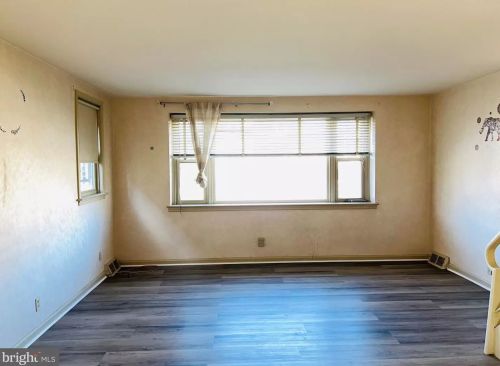 8125 Farnsworth St, Philadelphia PA 19152-3008 exterior