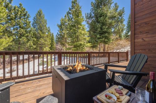 13610 Hillside Dr, Truckee CA  96161-6867 exterior