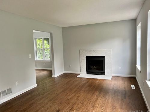 67 Dora Dr, Middletown, CT 06457-4164