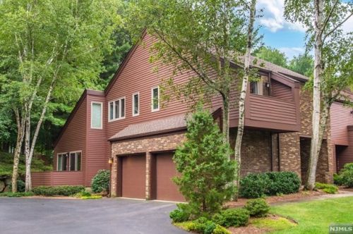 13 Romopock Ct, Mahwah, NJ 07430-2235
