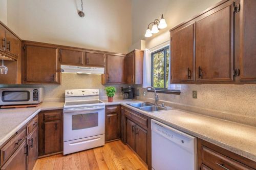 10132 Jeffery Pine Rd, Truckee CA  96161-8104 exterior