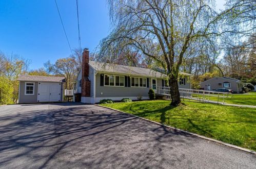 13 Foxcroft Rd, Niantic CT  06357-1415 exterior